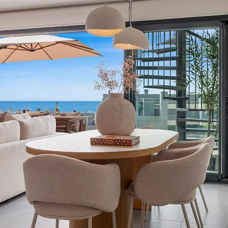 Pure Oasis - Luxury Penthouse エステポナ