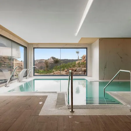 Pure Oasis - Luxury Penthouse アパート エステポナ