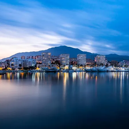 Pure Oasis - Luxury Penthouse アパート エステポナ